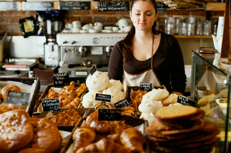 Een bakker achter de toonbank